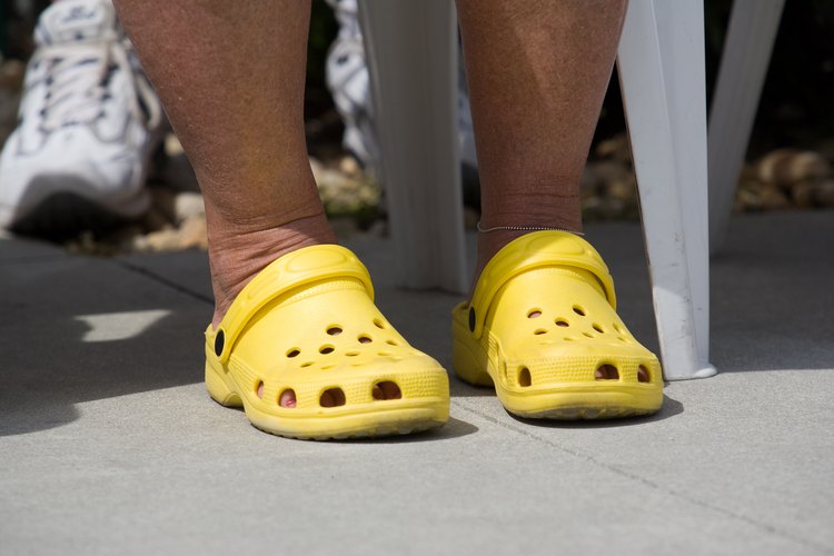 Los zuecos Crocs se caracterizan por sus colores brillantes.