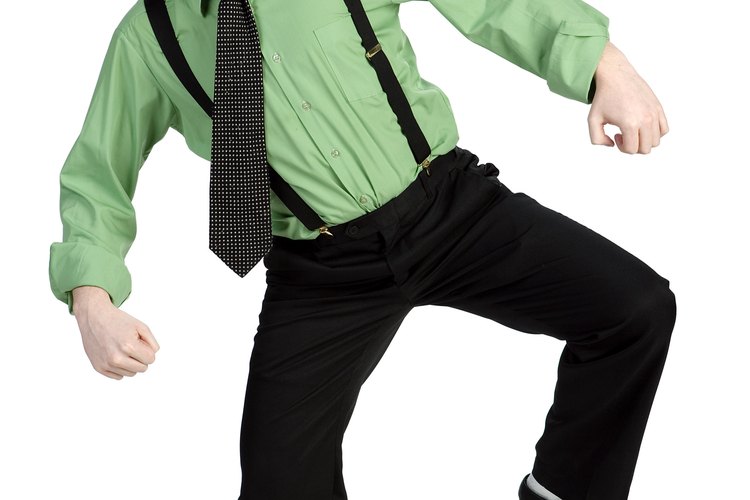 Haz un par de tirantes negros para que coincidan con pantalones del mismo color.