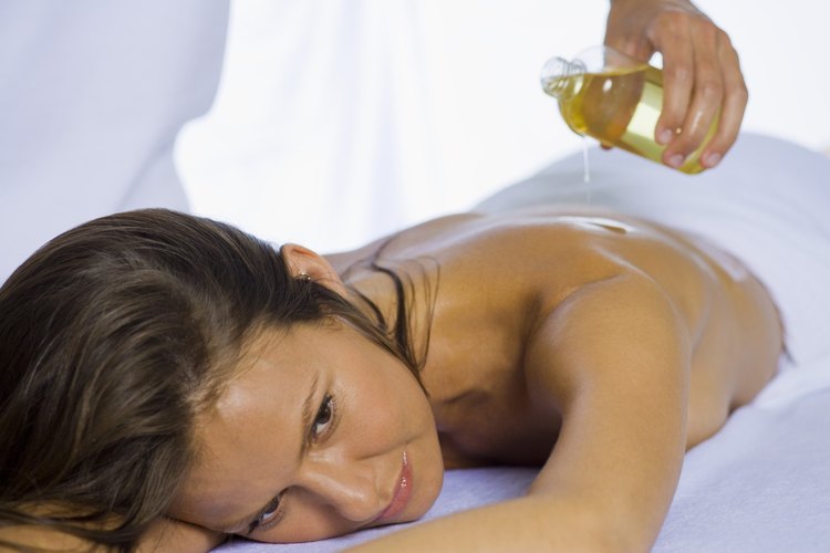 El aceite para masajes soluble en agua no manchará tu ropa o sábanas.