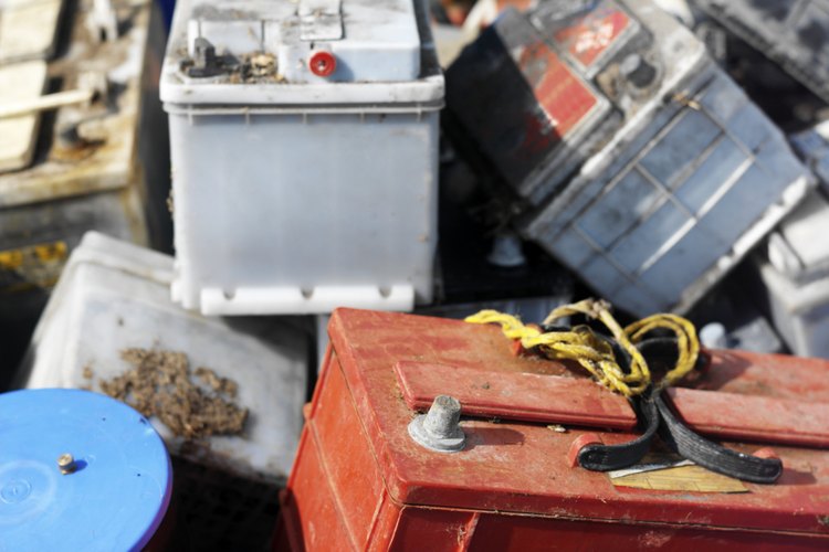 Si hay corrosión en el terminal de la batería, usa bicarbonato de sodio y un pequeño cepillo de alambre para eliminarla.