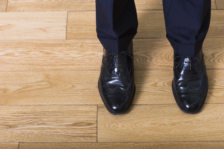 Una buena lustrada puede hacer que los zapatos de negocios luzcan profesionales y limpios. Asegúrate de usar un lustre del color de tus zapatos.