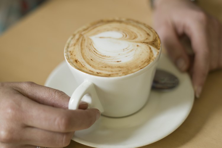 Un capuchino se corona con una generosa cubierta de espuma.