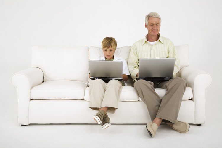 Facebook te permite comunicarte con tu hijo, averiguar lo que está pasando en su vida y supervisar su uso de Internet.