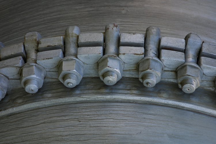 La galvanización añade un recubrimiento de meras milésimas de pulgadas de espesor a un perno.