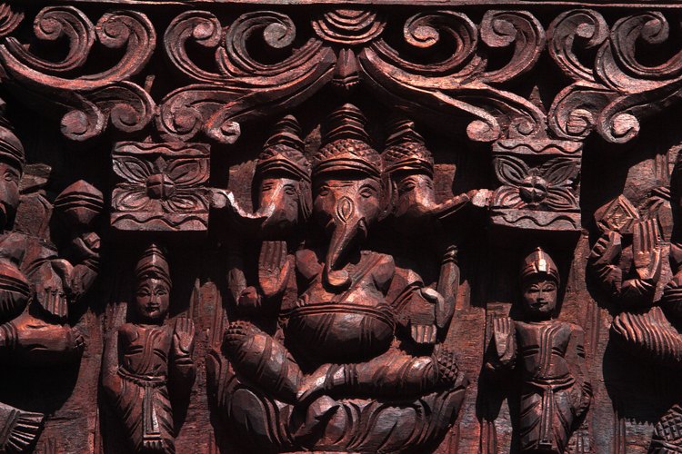 Ganesha es un dios con cabeza de elefante que se encuentra a la entrada de muchos templos hindúes.