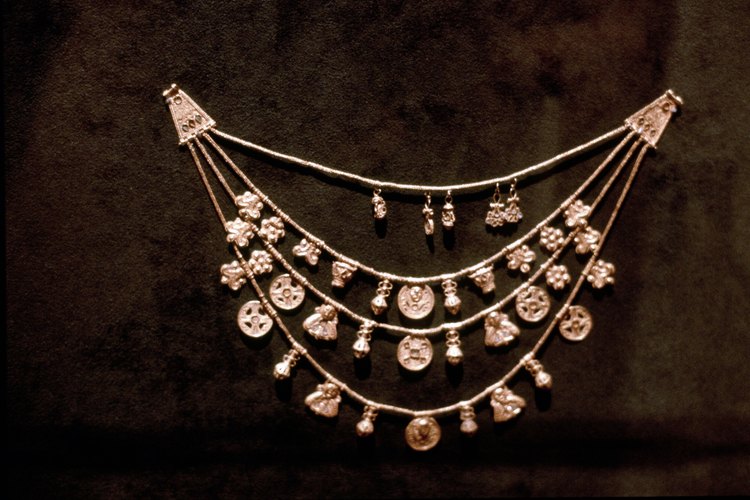 Los collares de cadena funcionan bien con una amplia gama de modas.