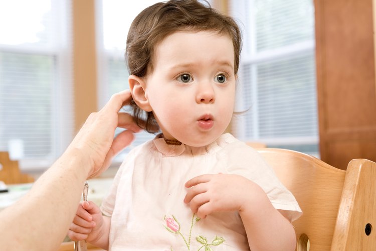 Sólo corta trozos de cabello agarrados entre los dedos, nunca cortes a mano alzada.