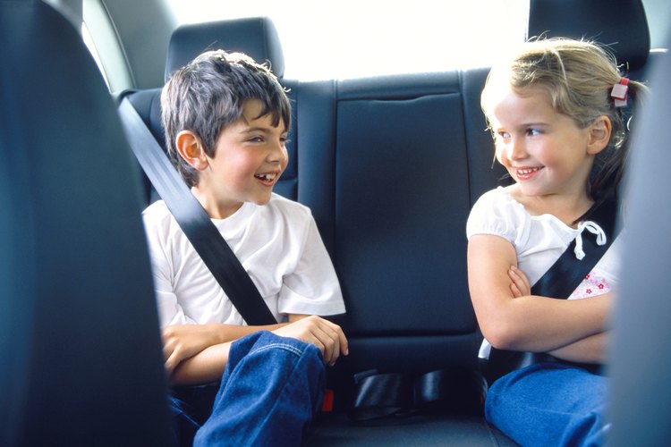 El asiento trasero es más seguro para los niños menores de 13 años y de menos de 4 pies y 9 pulgadas de altura.