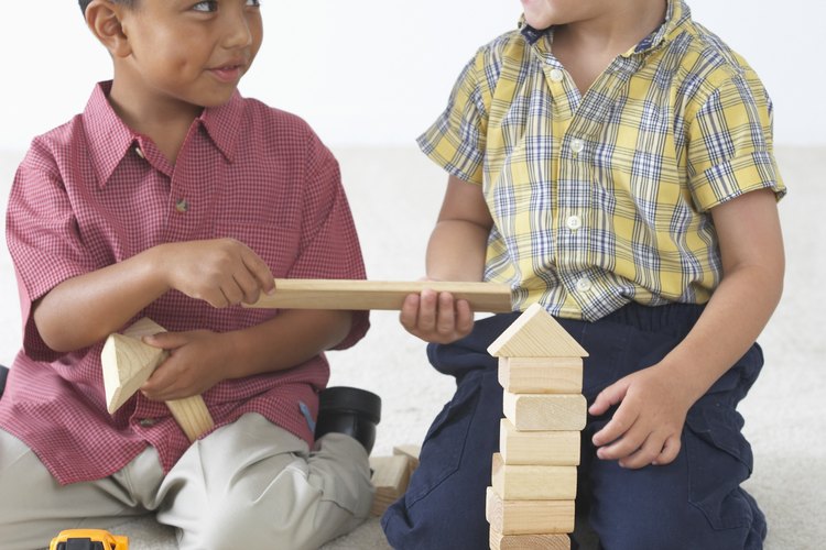 Enséñale a tu niño pequeño a mostrar preocupación a través de compartir.