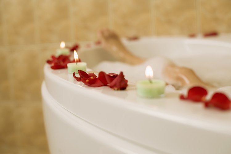 Date un baño con pétalos de rosa para mejorar tu día.