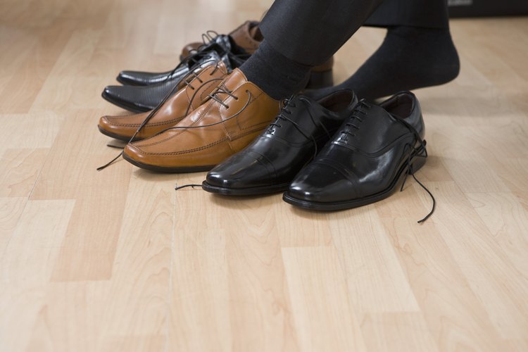 El mal olor de pies puede hacer que sea embarazoso quitarte los zapatos cuando estás rodeado de otras personas.