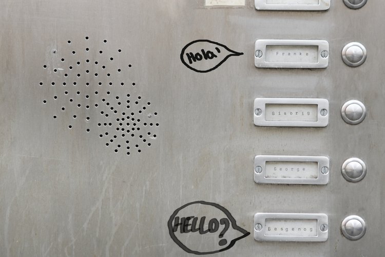 Los timbres son especialmente útiles en hogares donde no pueden escucharse los golpes en la puerta debido a que está muy lejos.