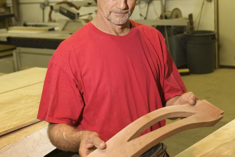 Los carpinteros profesionales y aficionados utilizan máquinas para dar forma a la madera.