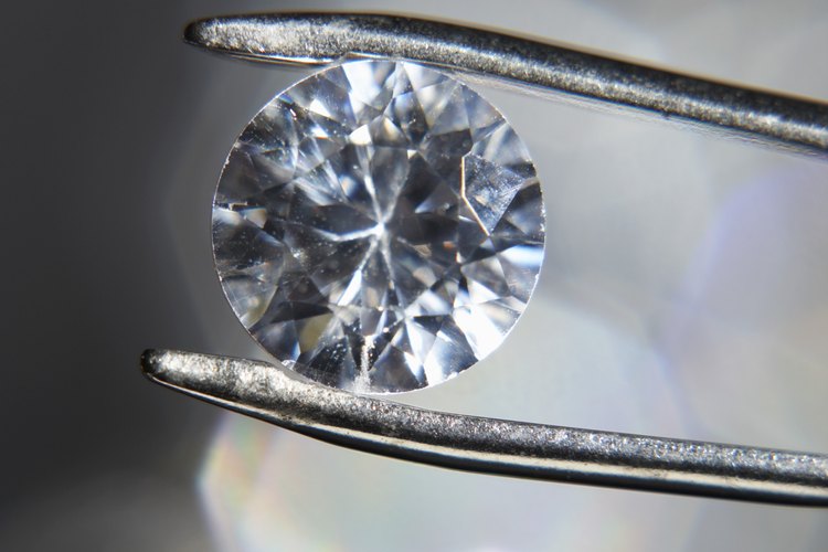 El valor de un diamante se calcula combinando ciertos factores: el peso, el corte, la claridad y el color.