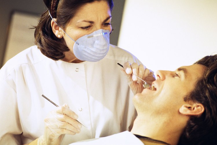 Un dentista puede ser vulnerable a una demanda de mala práctica por actos de negligencia.