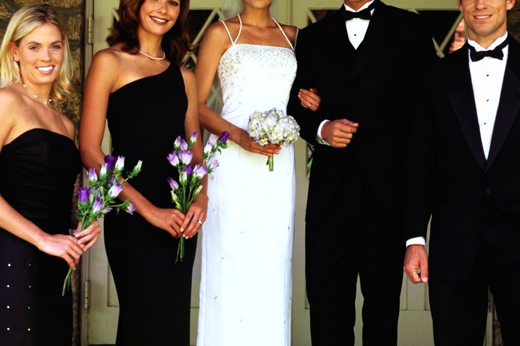 La madrina y el padrino juegan un papel importante en una boda.