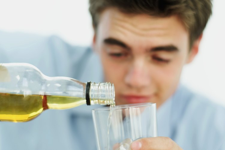 El envenenamiento por alcohol es un peligro real para los adolescentes que beben demasiado.