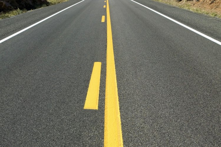 Las carreteras son pavimentadas con materiales asfálticos.
