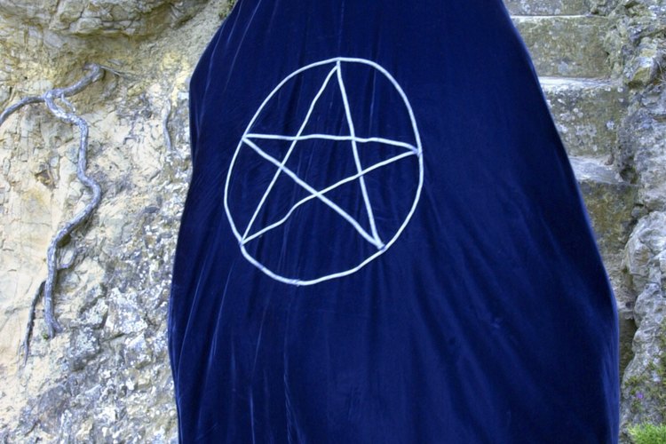 Las brujas pueden bordar pentagramas en sus túnicas.