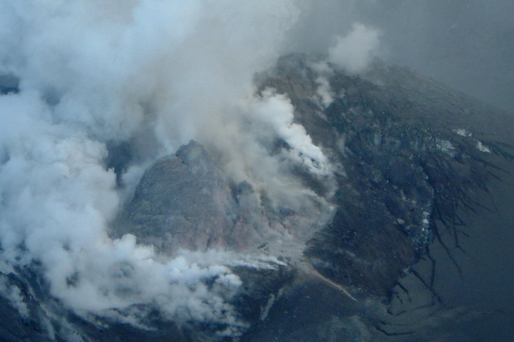 El Monte Santa Helena arrojó humo y condensación en el año 2004 después de permanecer inactivo durante más de 10 años.