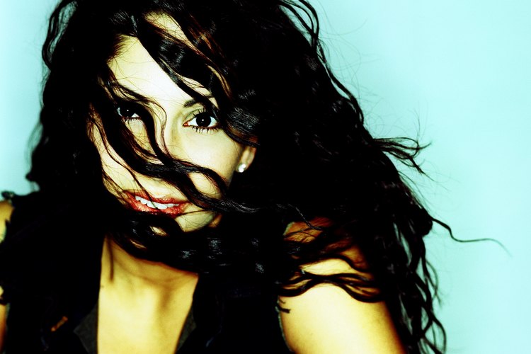 Las mujeres con cabello negro azabache tienden a enfrentar desafíos que las mujeres con otros colores de cabello no enfrentan.