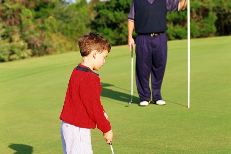 El golpe al green debería ser tu primer parada cuando le enseñas a tu hijo a jugar golf.