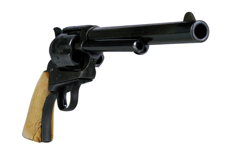 El pavonado produce un acabado oscuro en las armas de fuego que previene que se acumule el óxido.