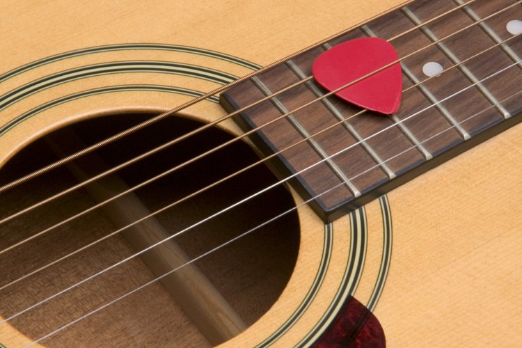 Haz un collar con una púa de guitarra en unos pocos pasos.