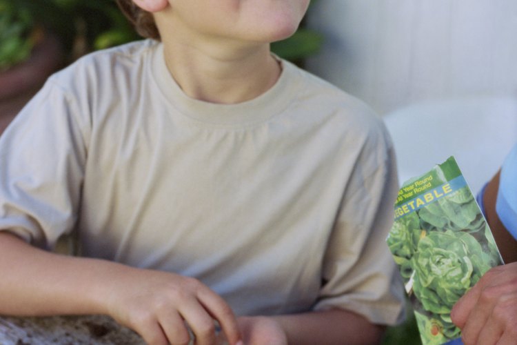 Niño con semillas.