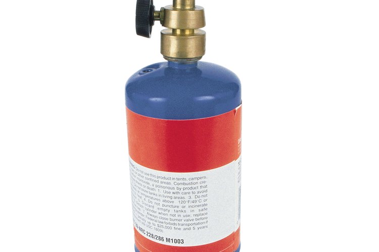 Calienta las uniones de cobre con una antorcha de propano.