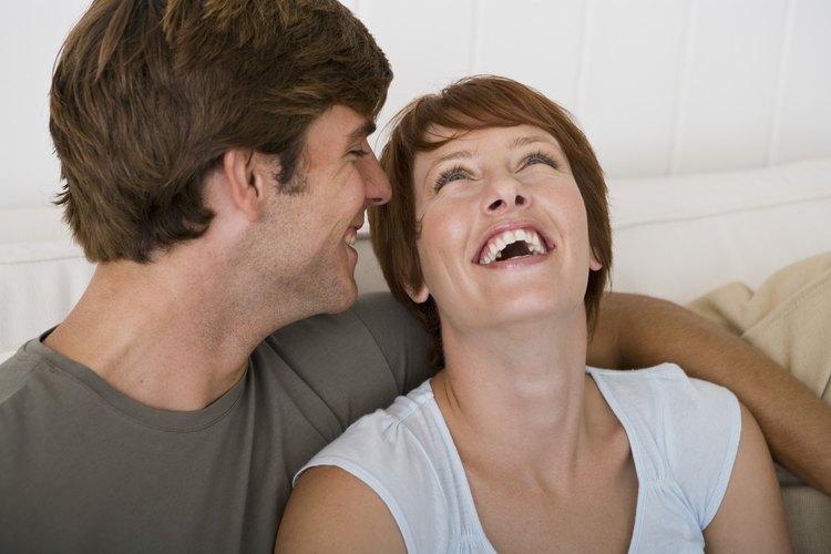 Coquetear con tu novio también te puede hacer sentir bien a ti.