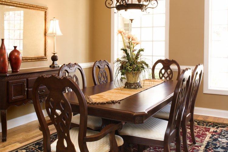 Considera varios factores para permitir suficiente espacio alrededor de la mesa del comedor.