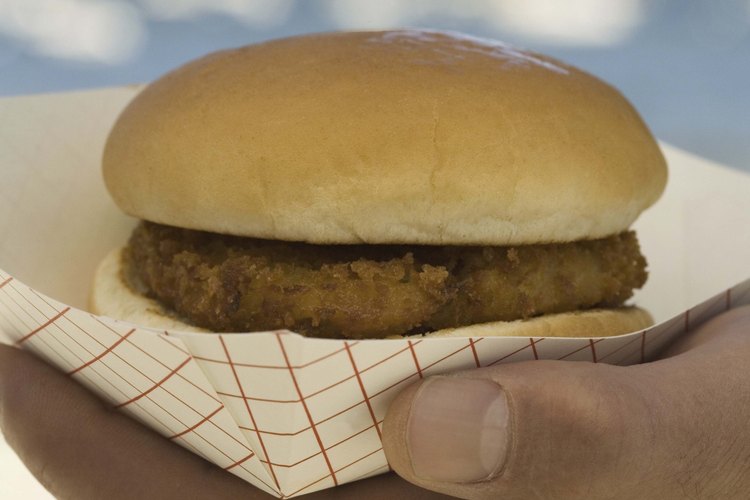 La sal y la pimienta son los mejores condimentos para la carne de hamburguesa.