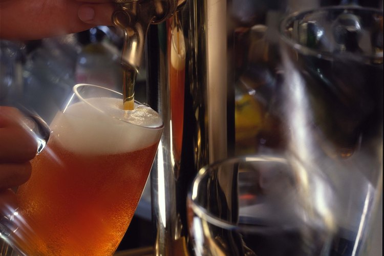 La forma en que la cerveza de barril se vierte, afecta la cantidad de espuma.
