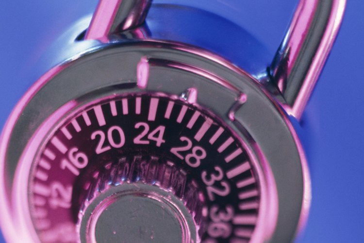 Si olvidaste la combinación de tu Master Lock, averíguala mediante prueba y error.