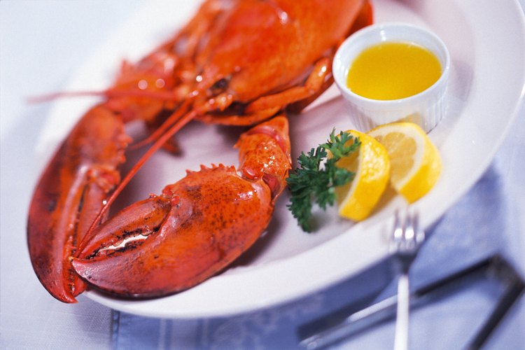 Come restos de mariscos antes de que se echen a perder.