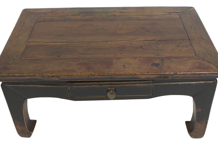 Dale a una mesa de centro vieja un aspecto fresco con una capa de pintura.