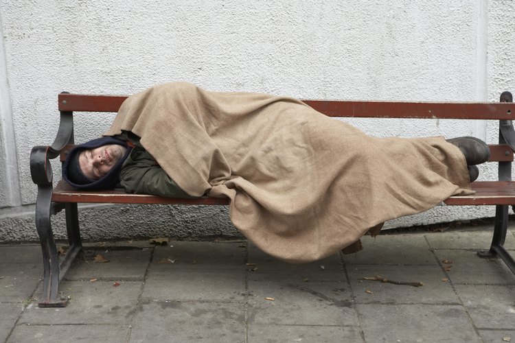 Las organizaciones benéficas a lo largo del país buscan cubrir las necesidades de las personas indigentes.