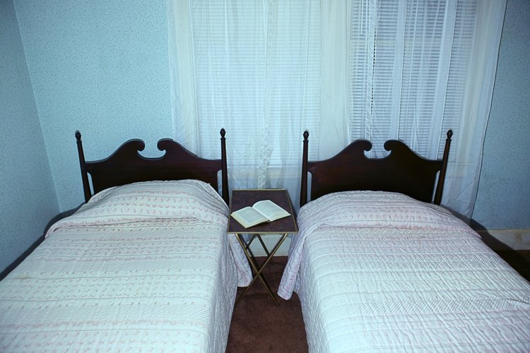 Las almohadas estándar son comúnmente utilizadas en camas gemelas.