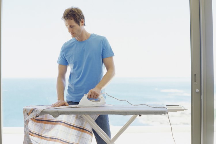 Hombre planchando una camisa.