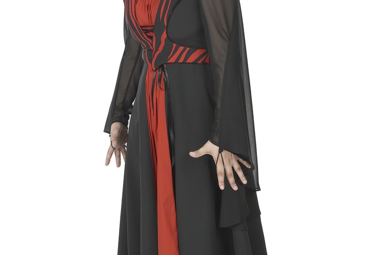 Este es un disfraz de vampiro fácil de hacer e ideal para las adolescentes.