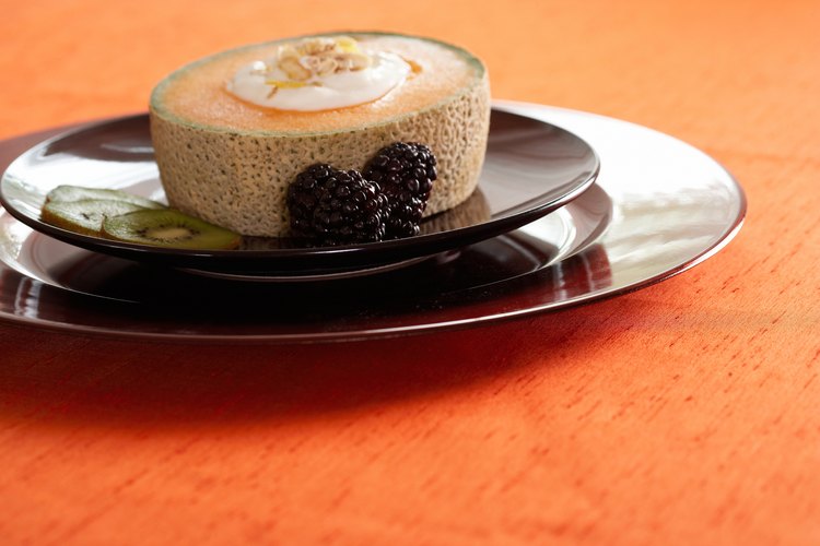 Prueba cubrir tus postres con yogur en lugar de la crema.