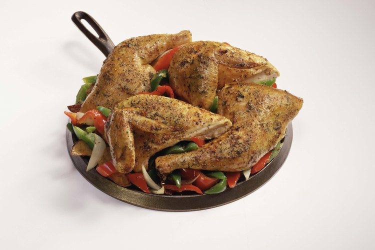 Usa un un dip en queso azul para cortar con el calor de las alitas de pollo picantes.