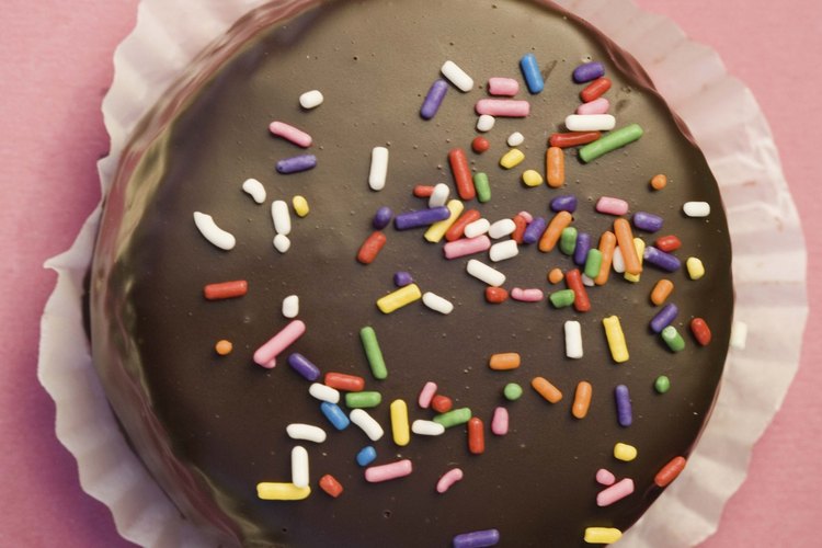 Deja a tu niño hacer pasteles, bizcochos, pasteles, galletas, tartas, panqueques, bandejas de aperitivos fríos papas a la francesa, y ensaladas, midiendo su contribución a su edad y nivel de habilidad.
