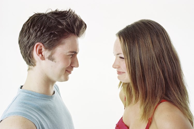 Presta atención a sus amigos. Pueden darte pistas de que le gustas a su amigo.