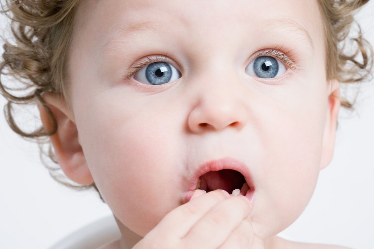 No hay ningún daño si tu niño pequeño se come la manualidad de Cheerios.