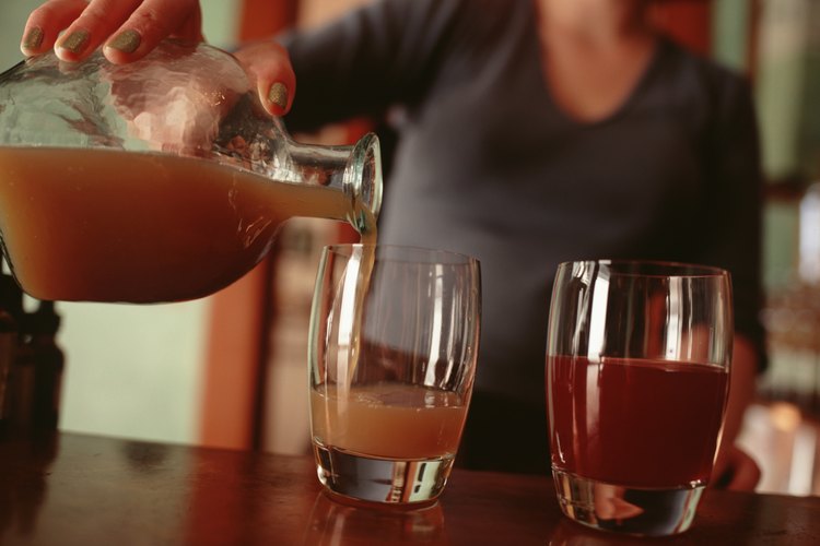 Mujer sirviendo bebidas de época