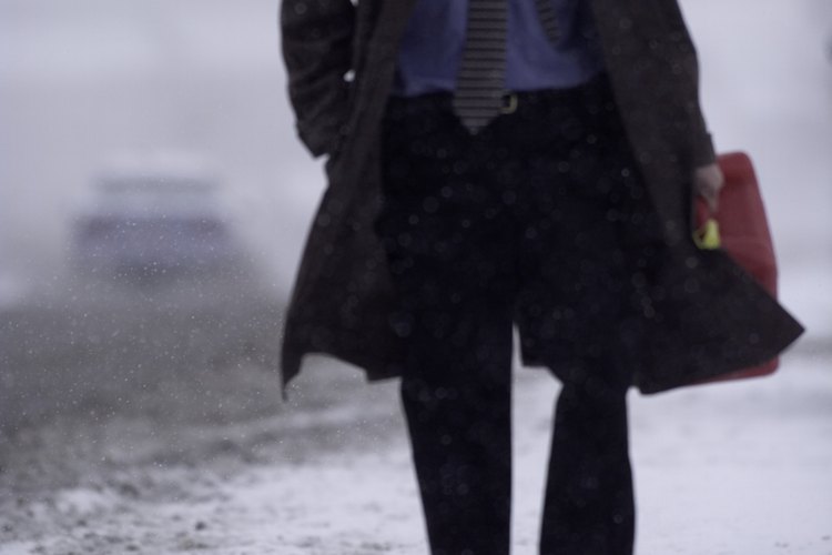 Los abrigos se usan para proteger el traje de un hombre del mal clima.