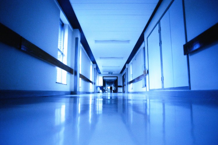 El servicio de limpieza de un hospital incluye la limpieza y el mantenimiento de la institución médica.