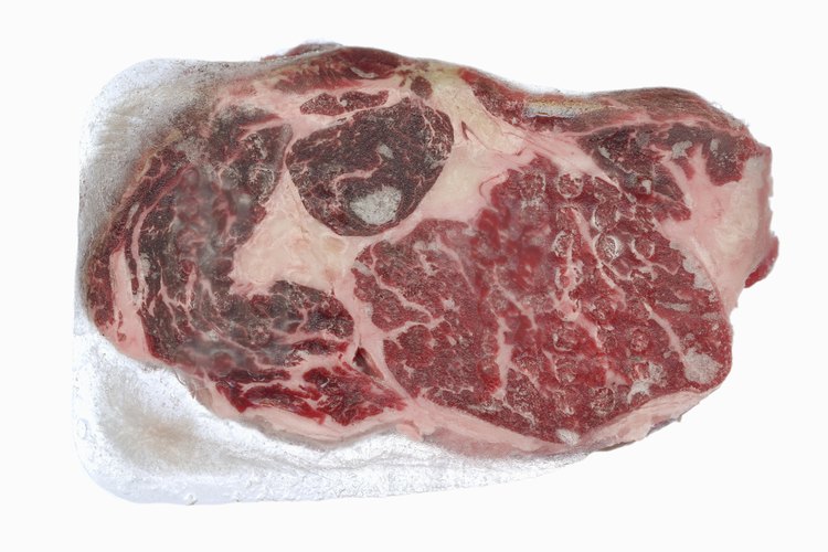 Los alimentos como la carne se tienen que descongelar antes de cocinarse.